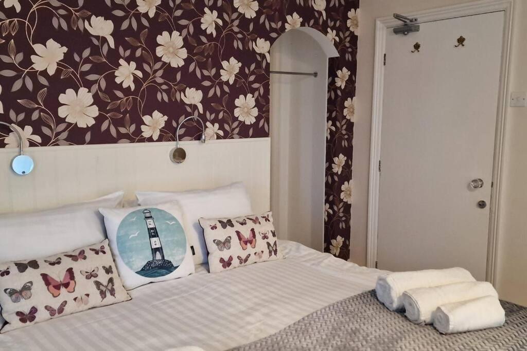 Hazeldene Hotel Aberaeron Exterior photo